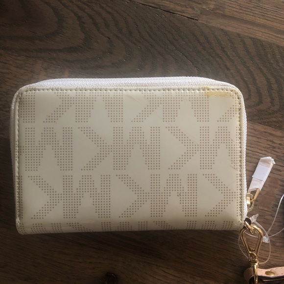 Michael Kors patent leather wristlet - Picture 3 of 6